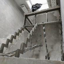 Лестница на двух хребтовых косоурах с ровной площадкой