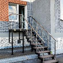 Уличная лестница с террасной доской и нержавеющим ограждением