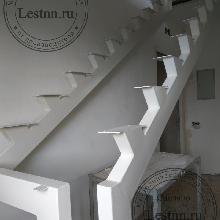 Металлокаркас лестницы на двух прямых косоурах в доме