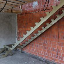 Металлокаркас лестницы на двух прямых косоурах в доме