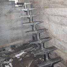 Лестница на хребтовом косоуре в подвале