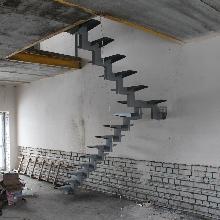 Лестница на хребтовом косоуре на второй этаж