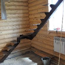 Лестница на прямом косоуре в деревянном доме