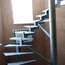 Винтовая лестница на хребтовом косоуре