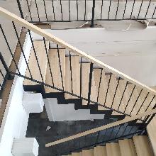 Лестница из металлического листа с сосновыми ступеньками