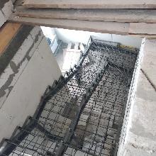 Металлокаркас под заливку бетоном, широкая лестница в общественн