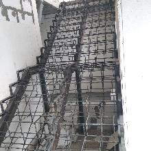 Металлокаркас под заливку бетоном, широкая лестница в общественн