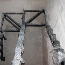 Металлический каркас лестницы под зашивку в черновой отделке