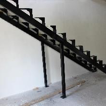 Металлический каркас прямой лестницы
