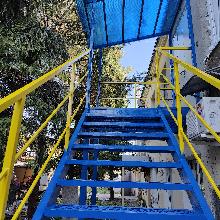 Эвакуационная лестница со ступенями из ПВЛ листа