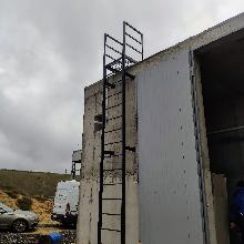 Вертикальная пожарная лестница без ограждения