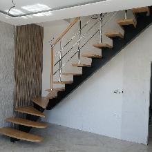 Лестница на монокосоуре из листа с буковыми ступенями