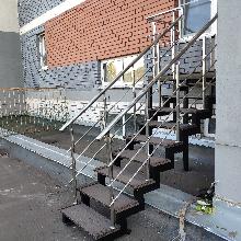 Ограждение из нержавеющей стали на уличной лестнице