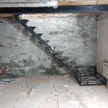 Прямой косоур лестницы в подвал